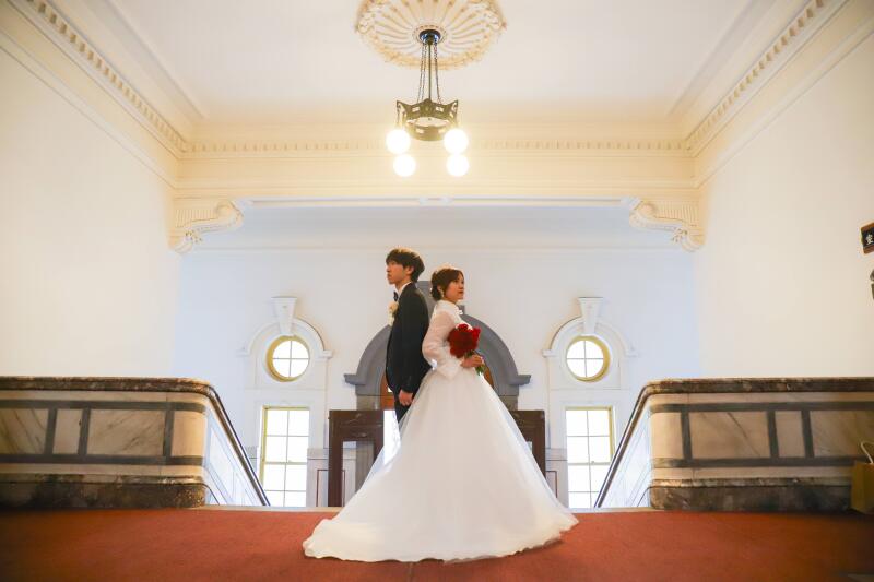 信頼で結ばれた背中