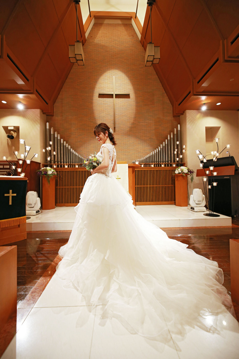 ドレスのデザインが際立つバックショット