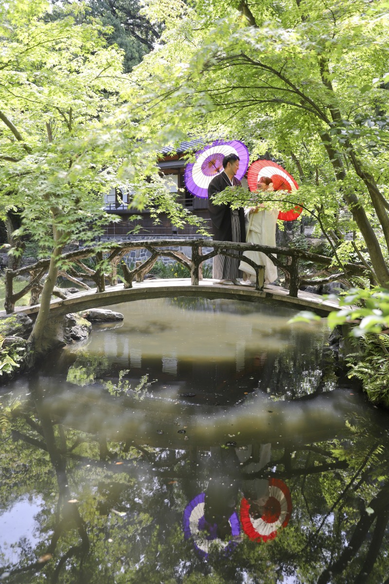 橋の上で和傘を差して