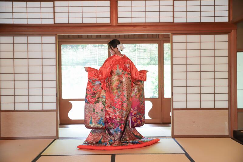 色打掛を纏う花嫁ひとりの後ろ姿