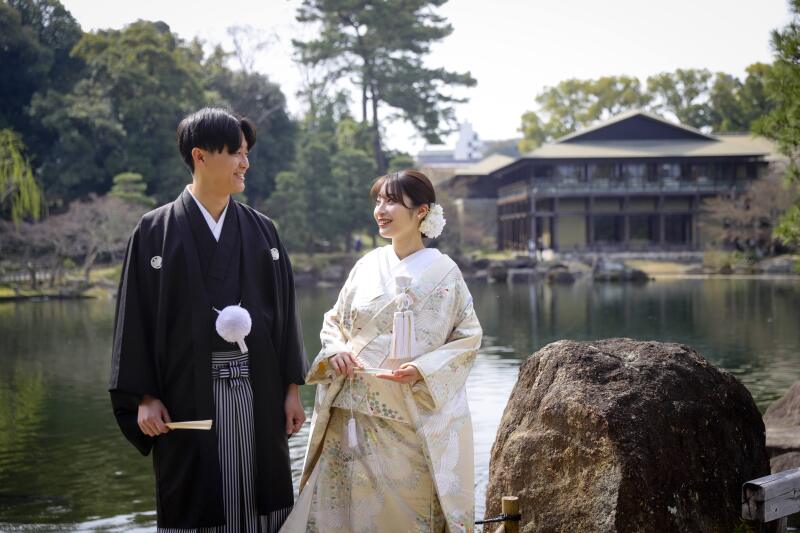 池をバックにお二人で