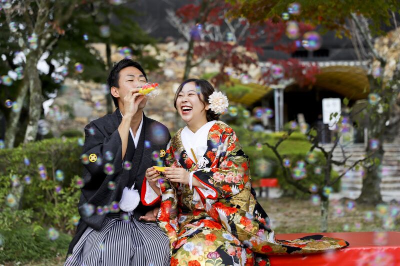 歴史ある街並みと、お二人の弾けるような笑顔！和装ロケフォト