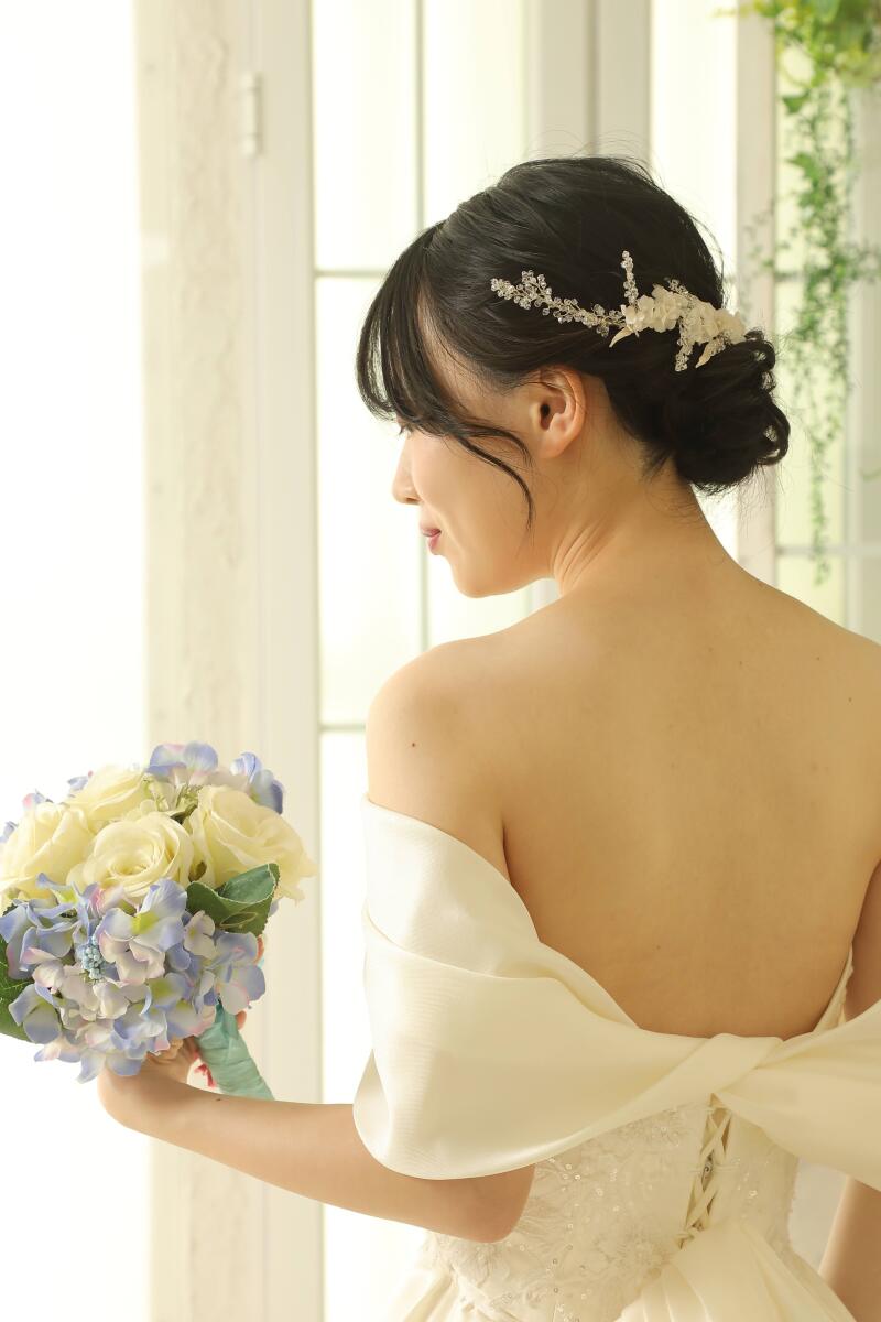 背中の空いたドレスならではのバックショットも