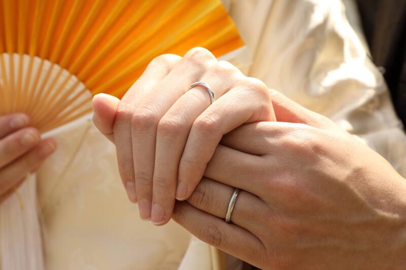 二人の左手の指輪を一緒に撮る手元カット