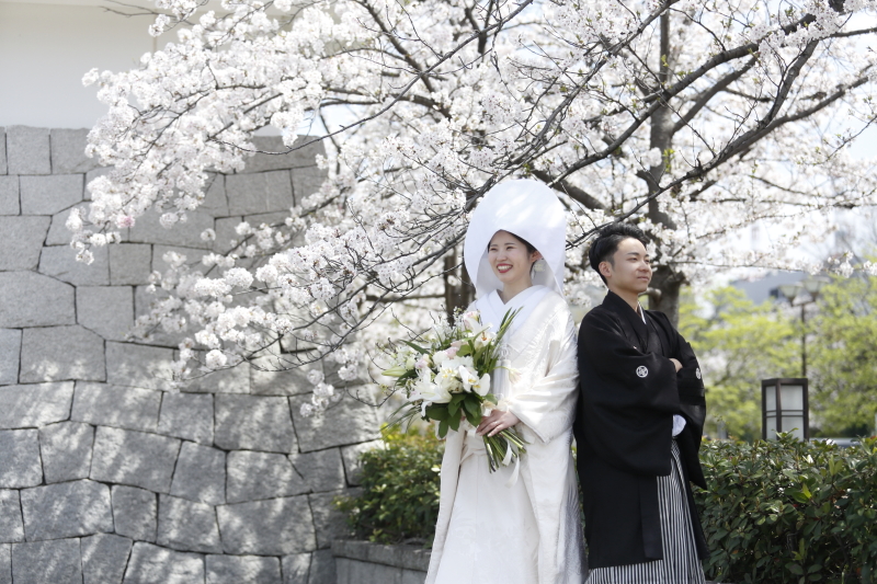 桜をバックに背中合わせでの1カット