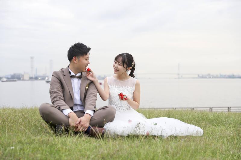 名古屋港をバックに芝生に座って