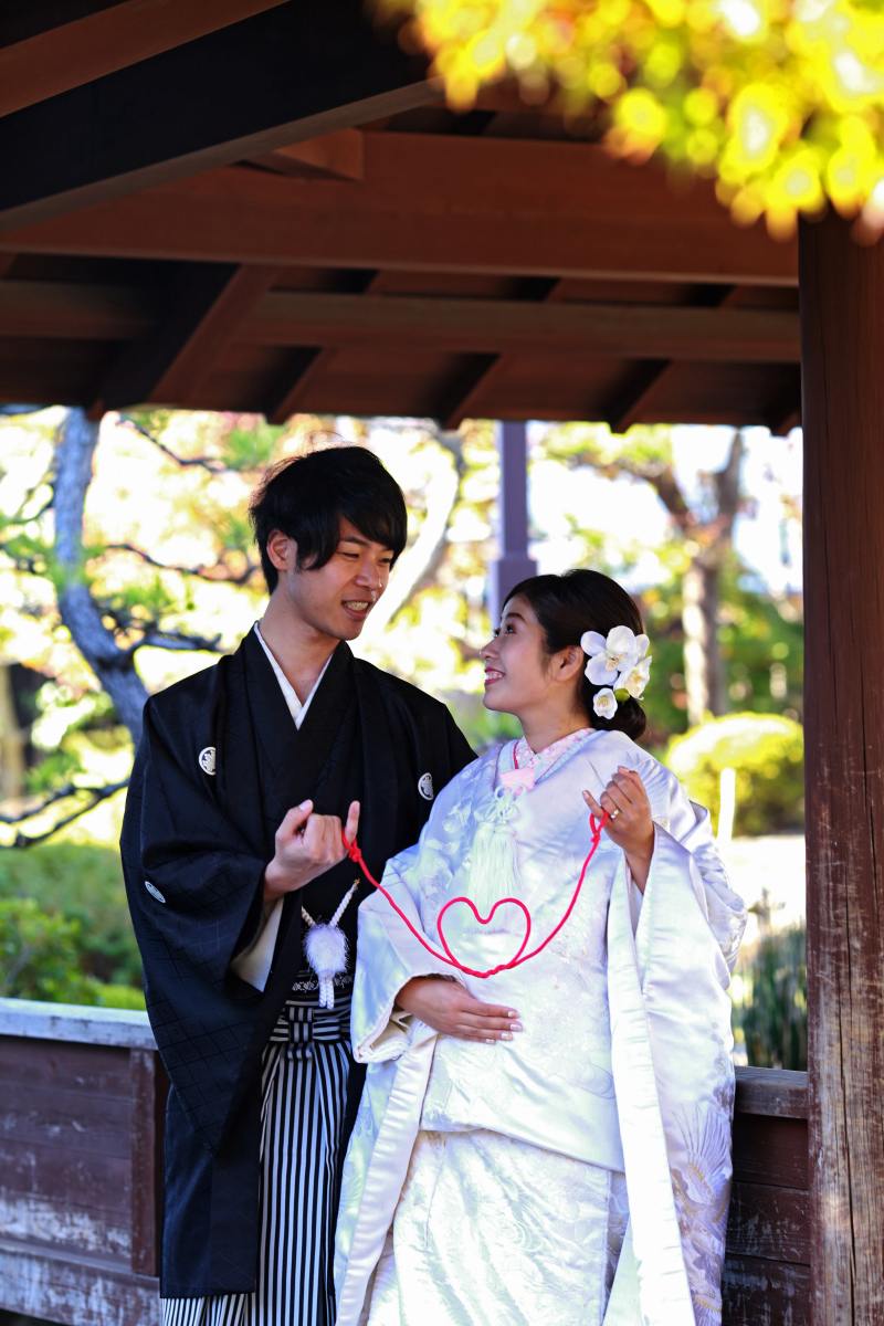 赤いハートをかたどった赤い糸