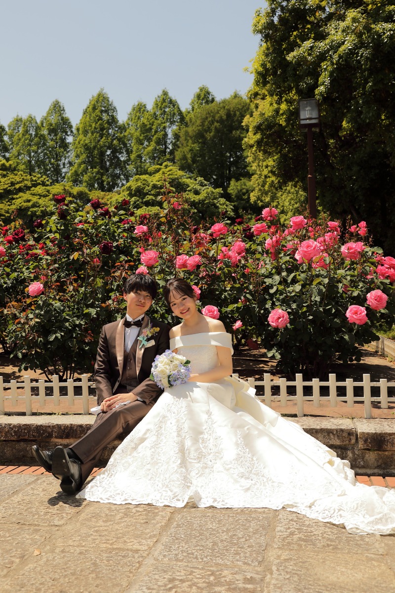 満開のバラをバックに