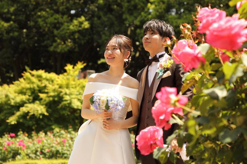 バラ越しにカッコよく