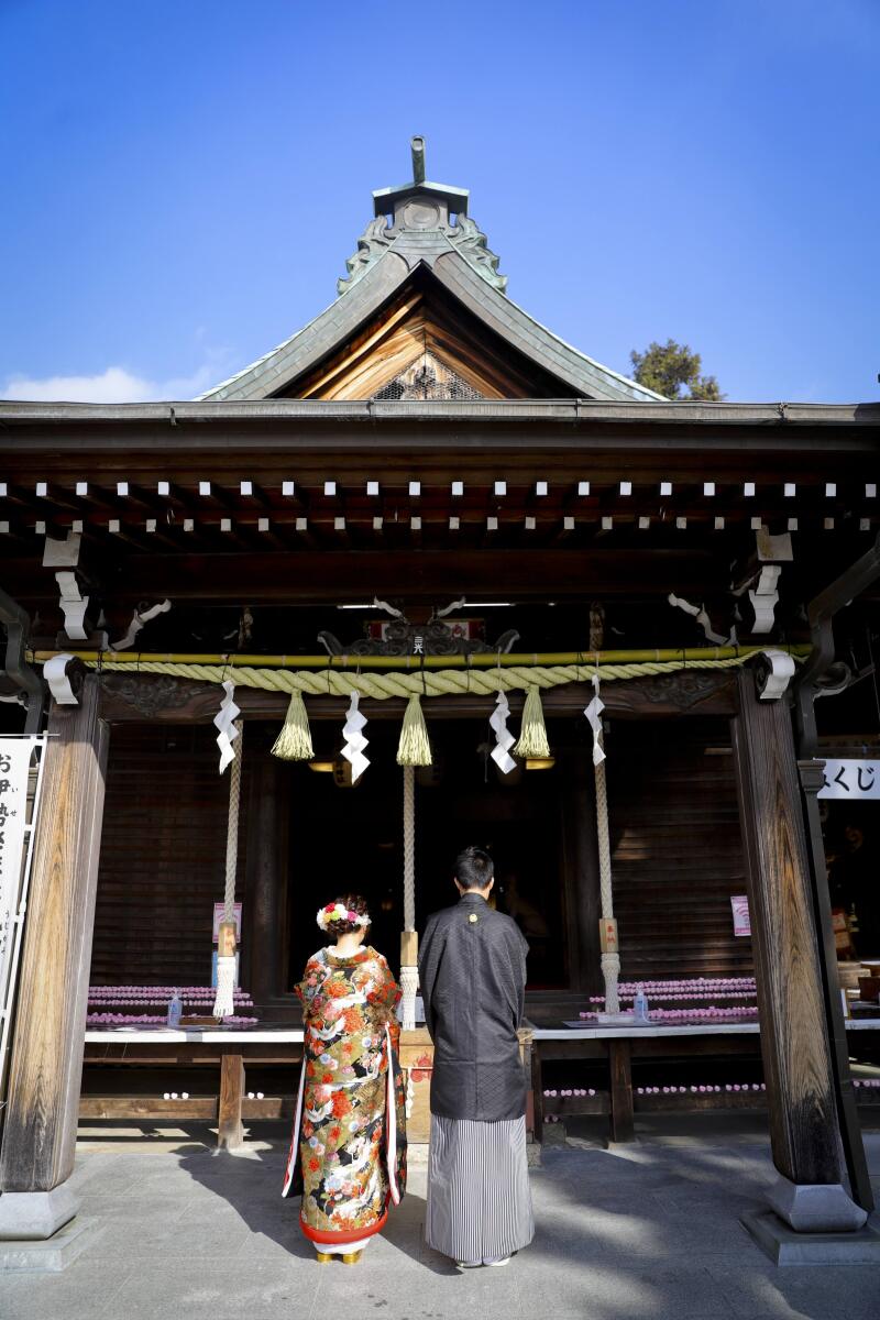 神聖な空気の中で誓う二人