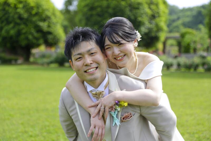 おんぶして頬を寄せ合うニコニコカット