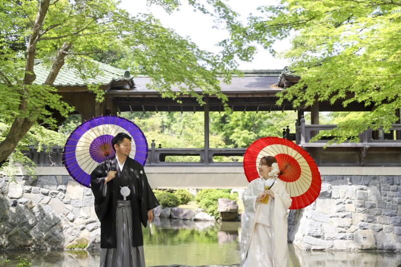 和風建築をバックに