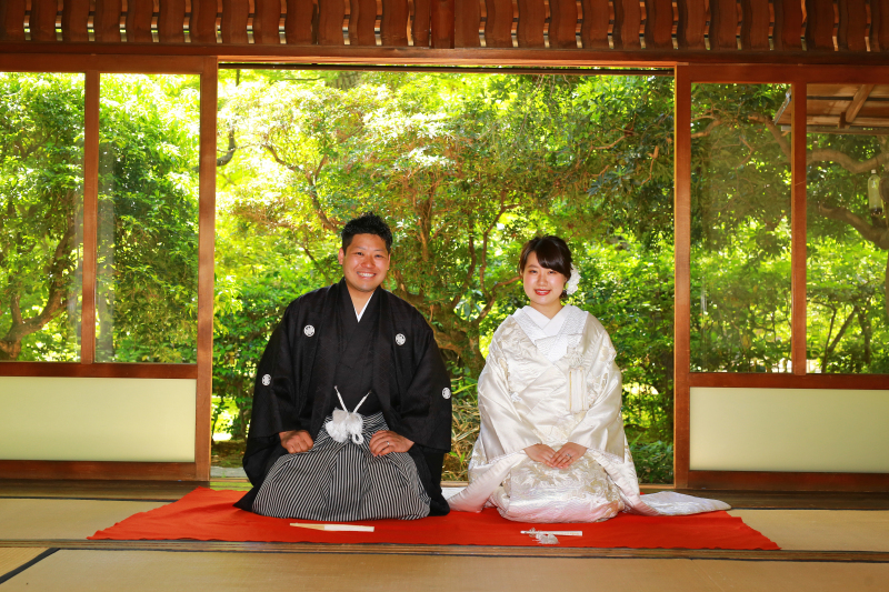 定番の正座カットを新緑バックで