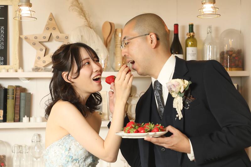 イチゴを食べさせ合うかわいらしいカット