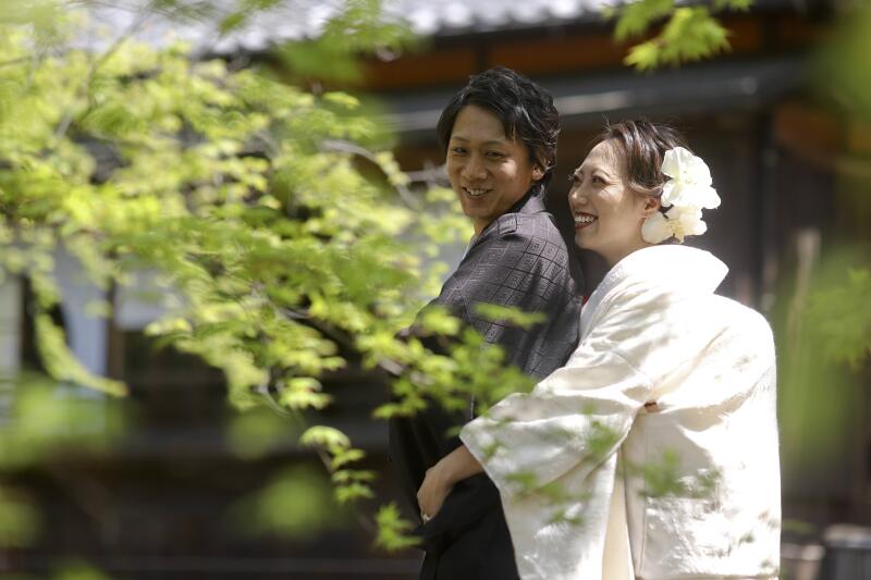 後ろからハグするかわいらしい1枚