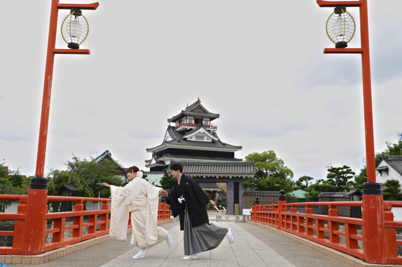 天守を背に弾ける笑顔