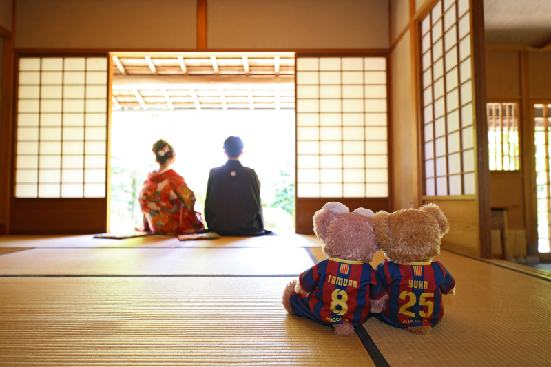 お気に入りのぬいぐるみと同じポーズで