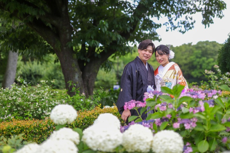 紫陽花の前で二人並んで
