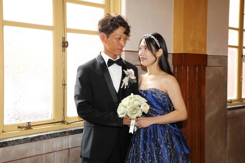 寄り添い見つめ合って