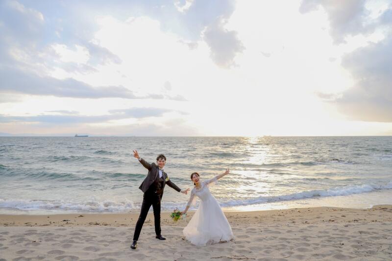 海辺で楽しくポーズ