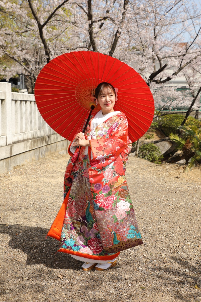 赤い和傘を手にご新婦様のソロショット撮影