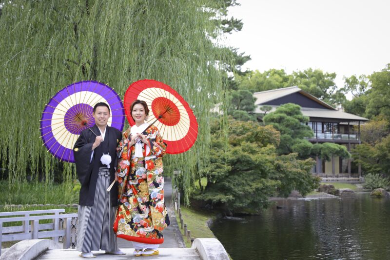 柳の木をバックに庭園撮影開始