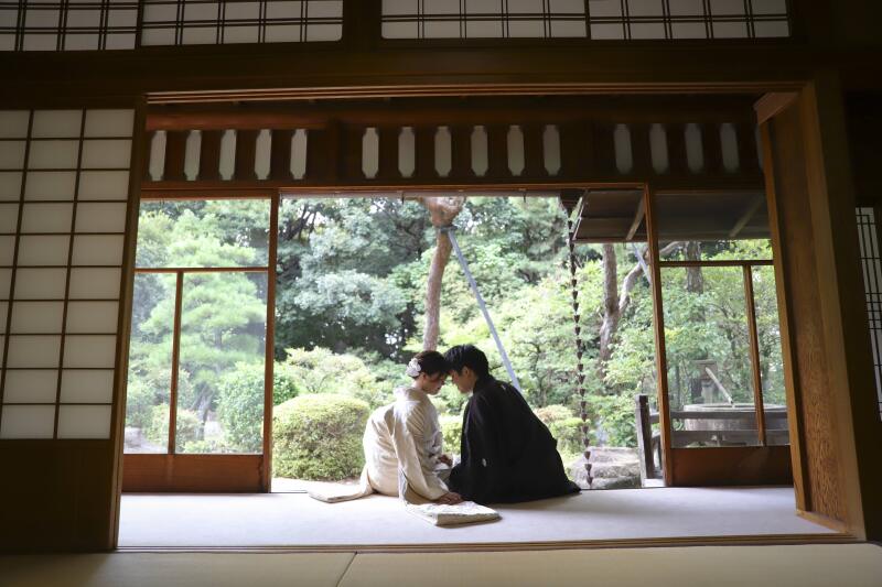 向かい合って座って