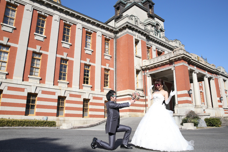 レトロな洋館をバックに