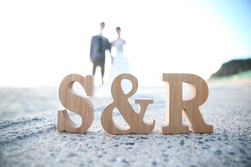 ビーチでイニシャル小物を使って