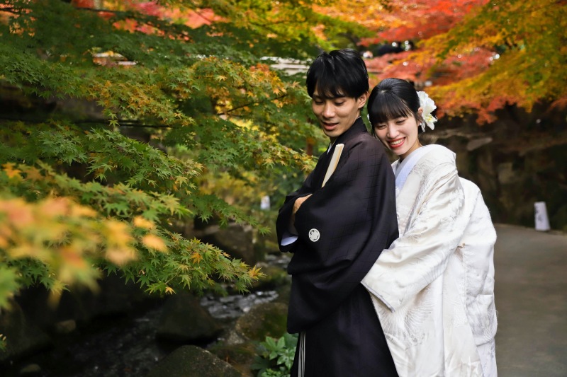 ご新郎様の背中に抱きつくご新婦様