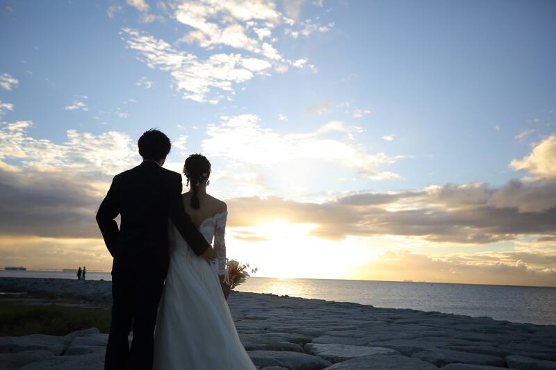 夕日を眺める二人のバックショット