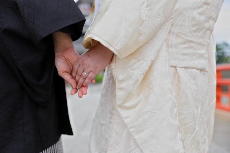 赤い欄干に寄り添う手元