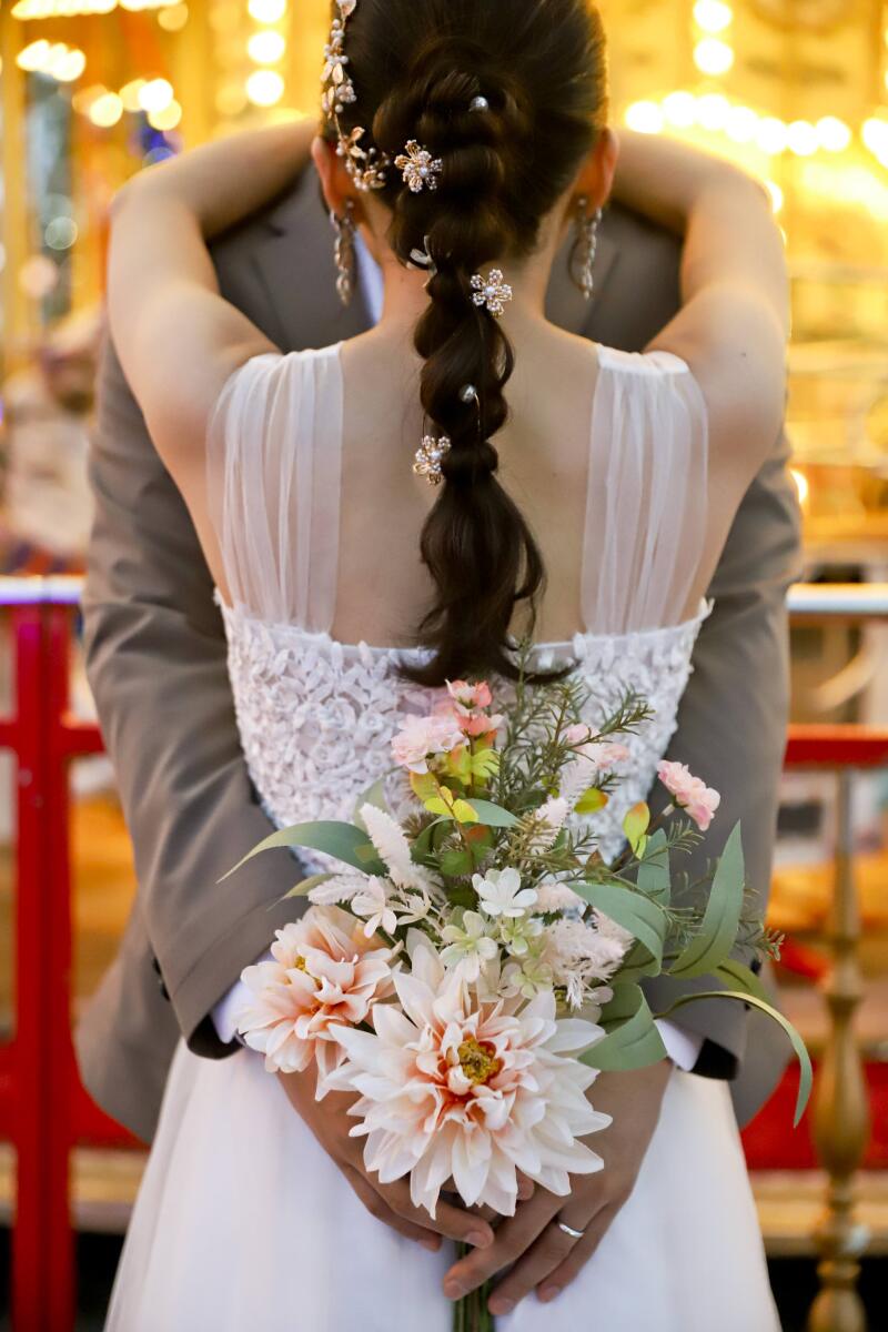 抱き合う二人のあえてのバックショット