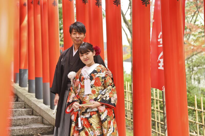 朱色の鳥居、愛の道しるべ