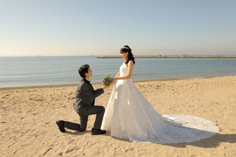 砂浜で再現するプロポーズ