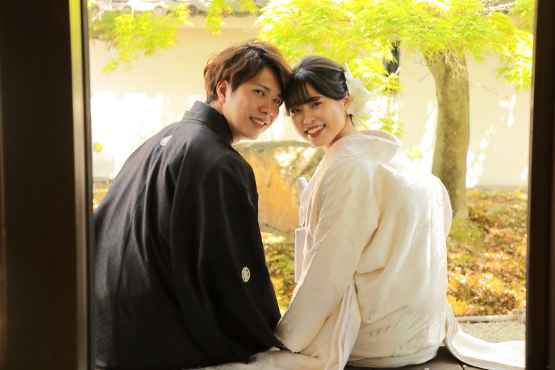 自然光の差し込む縁側にて振り向きの笑顔ショット