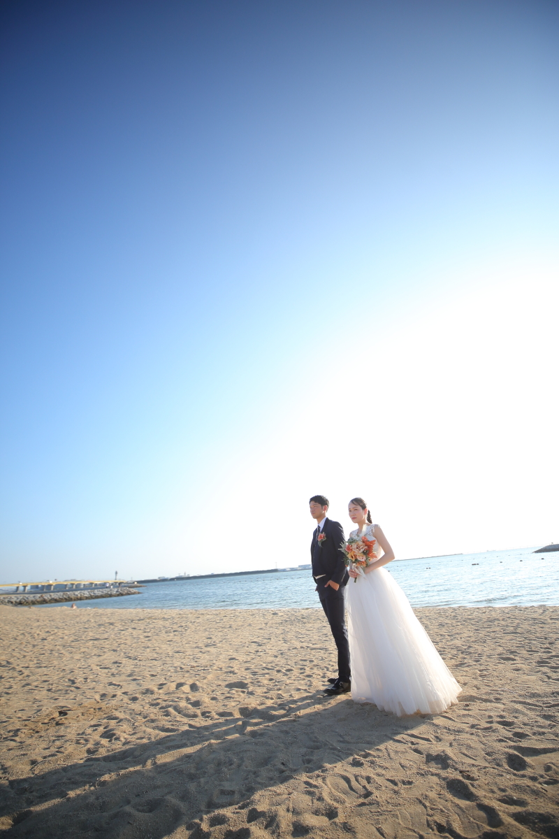 海辺で佇むお二人