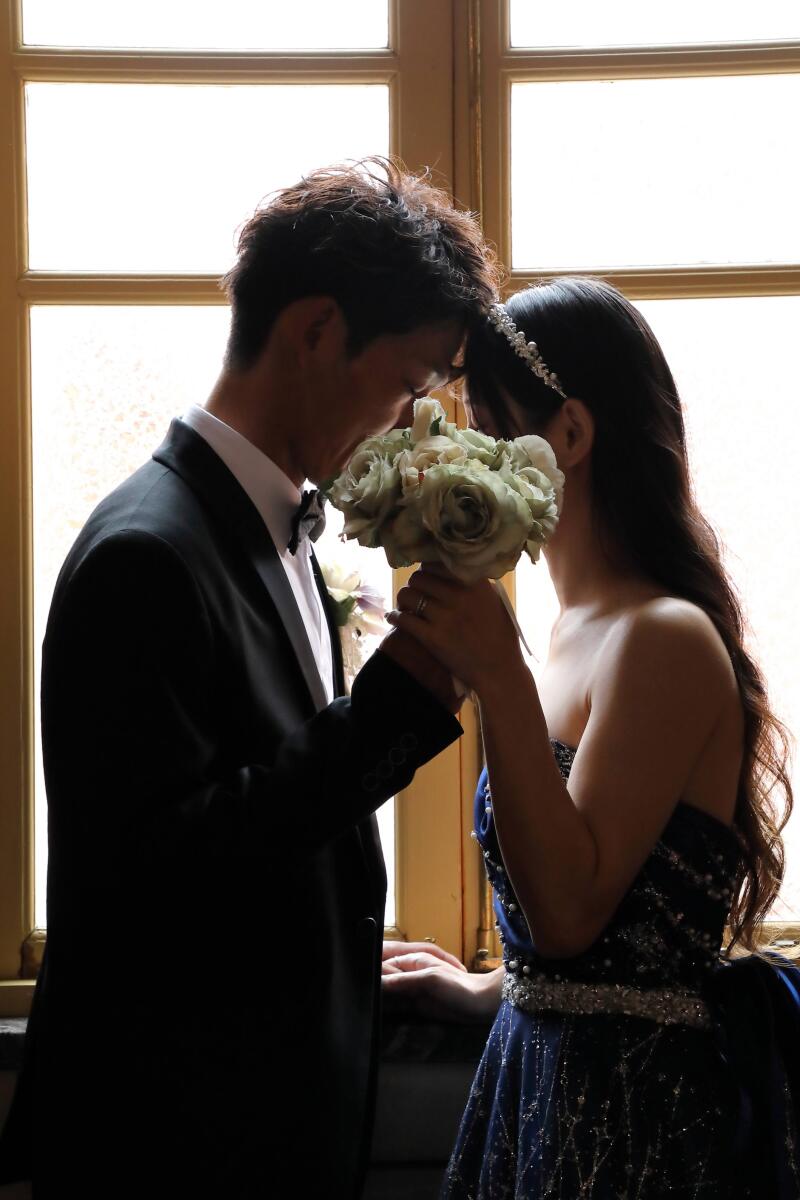 ブーケ越しに見つめ合うロマンス