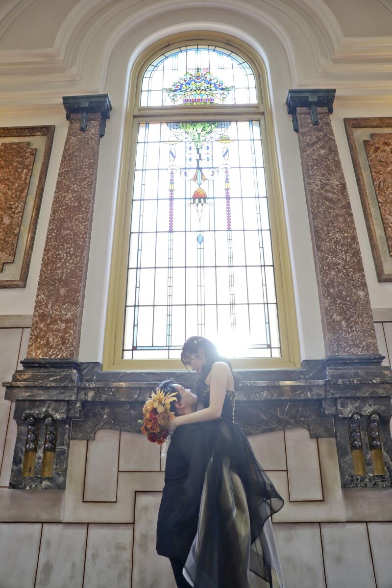 ご新婦様を軽々抱え上げるご新郎様