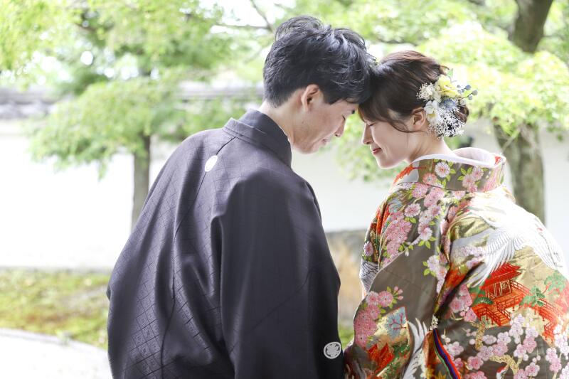 おでこコツンポーズ