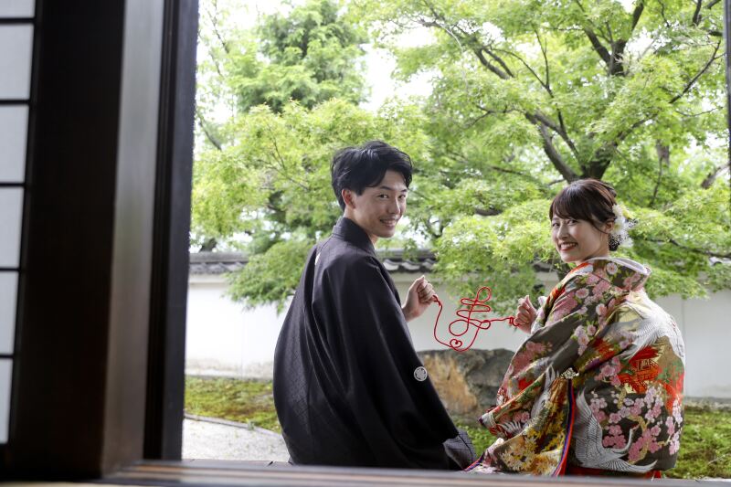 縁側ショットを部屋の中から外をバックに撮影