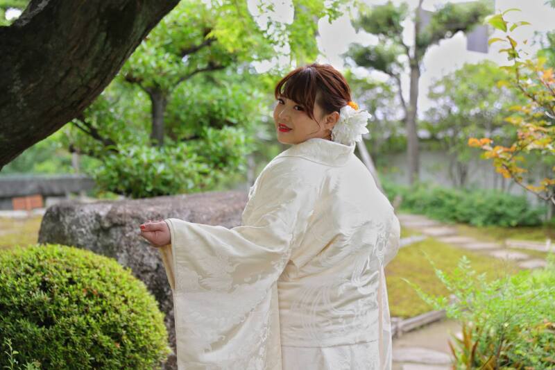 緑の庭で振り返る新婦