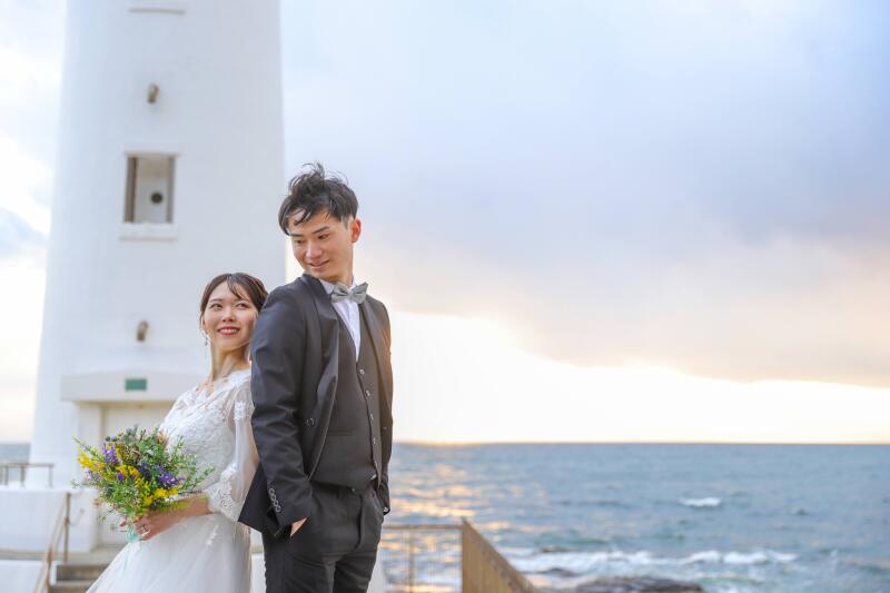 灯台を背に背中合わせ