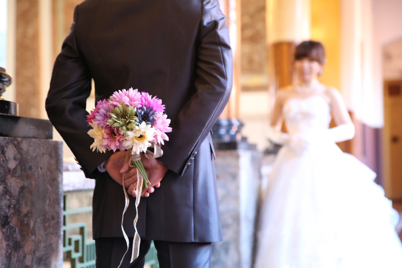 後ろ手にブーケを持って...