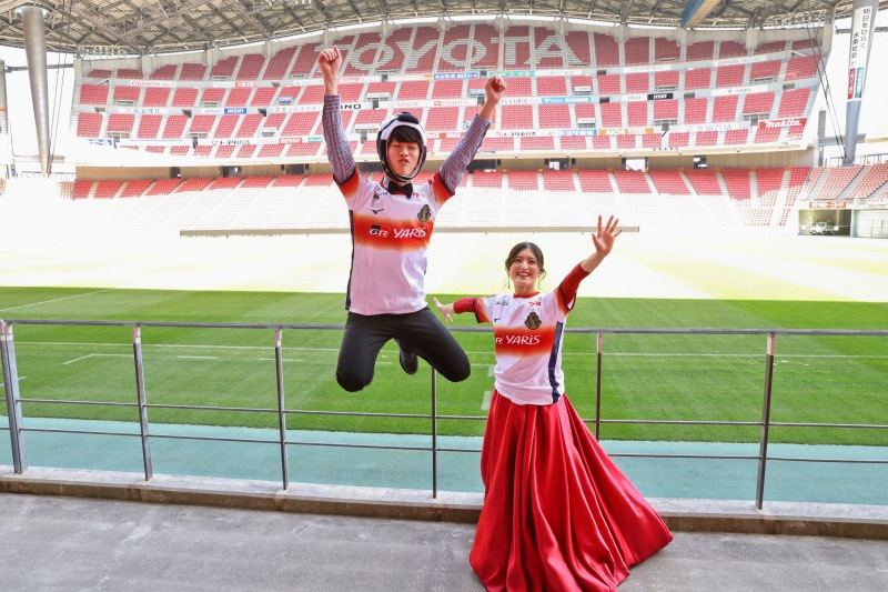 スタンドをバックに大ジャンプ!