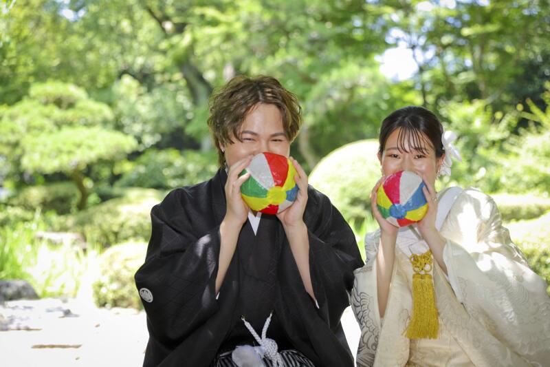 紙風船を膨らませてるちょっとかわいらしいシーン