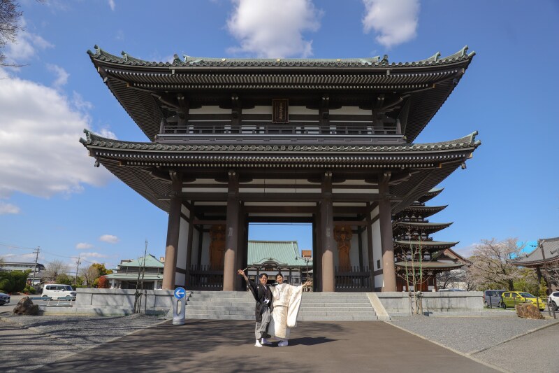 壮大な山門で開放的なショット