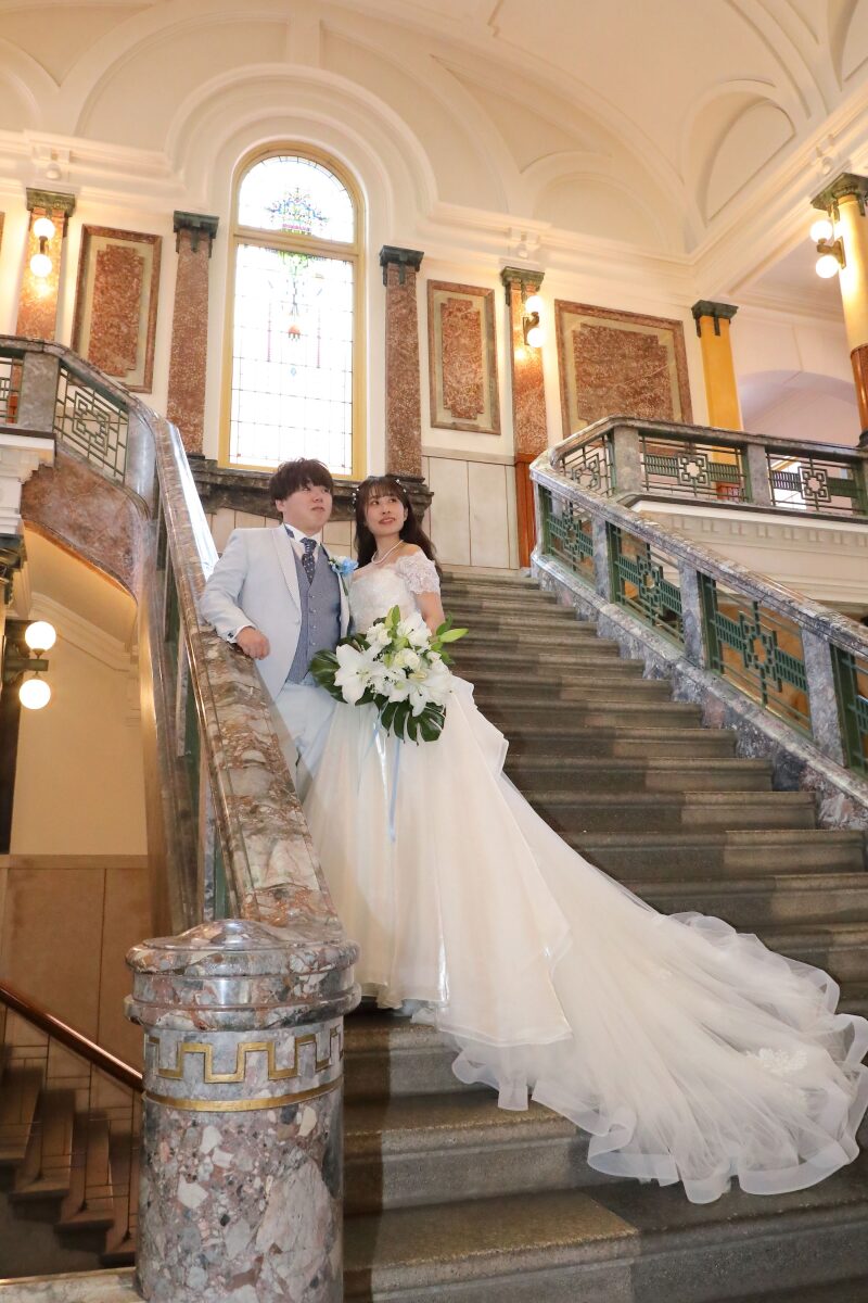 大階段で二人並んでカッコよく