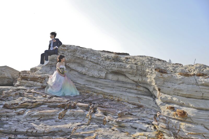 力強い岩場と柔らかなお二人