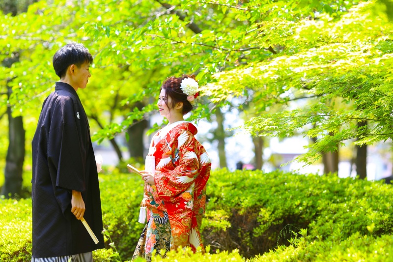 新緑に囲まれて向かい合いポーズ